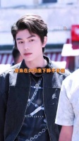 丁禹兮直言在太阳底下很难睁眼，帅哥的颜值也抵不住强光照射