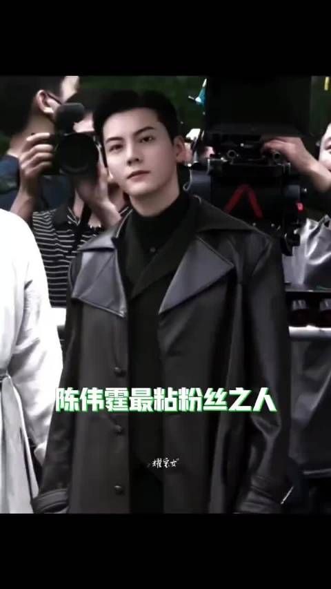 陈伟霆西装造型显老钱风，粉丝称只可远观不可亵玩