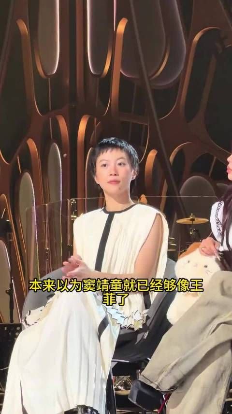 李嫣和王菲年轻时一模一样 本来以为窦靖童就已经够像王菲的了，直到李嫣出场