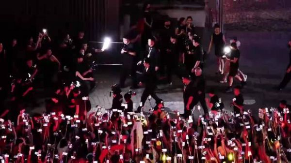 肖战香港线下亮相，人气与气场双在线，这就是实打实的巨星分量