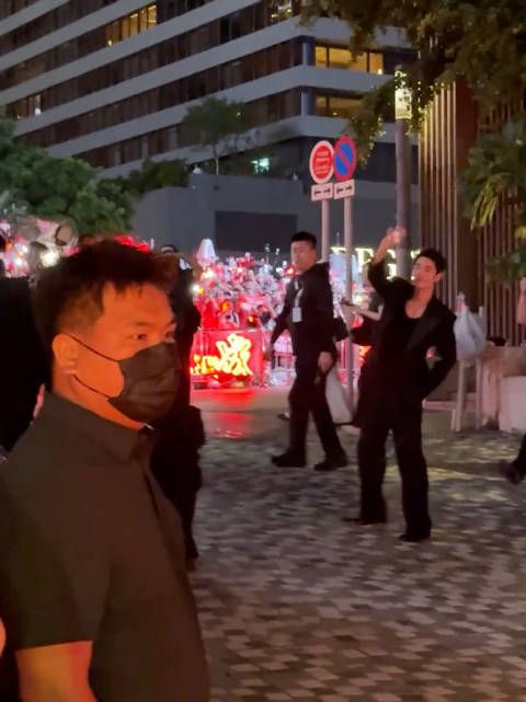 哎哟我天这个小宝宝还专门侧了一下身打招呼