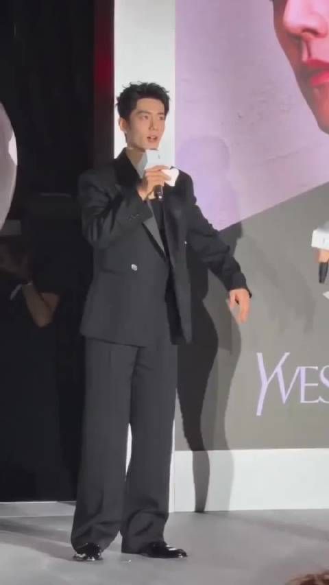 肖战香港活动送药送水致谢粉丝，改变路线打招呼