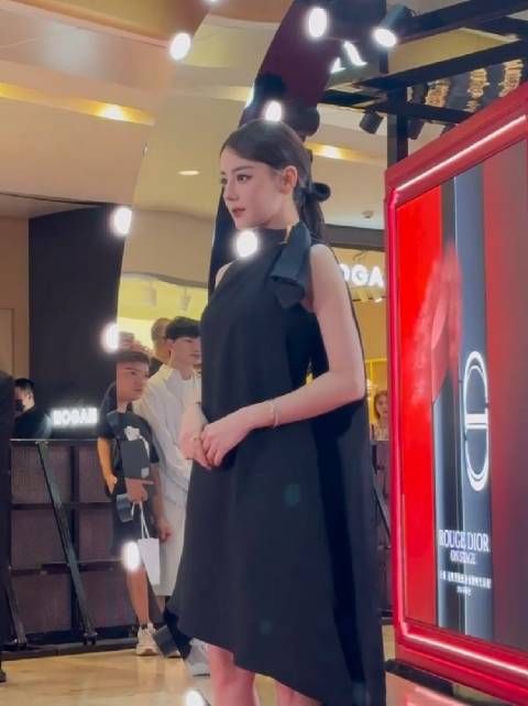 迪丽热巴今天的发型好别致，居然是用真发做的蝴蝶结造型