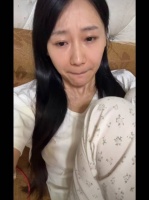 女演员康伶俐素颜无美颜无滤镜直播，这皮肤状态是真不错