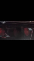 他在想办法让所有的人都能看到他 他本来想开车绕场一周的 可是保安没同意