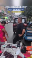 大叔与糖宝路边切磋武艺，点到为止网友赞信任