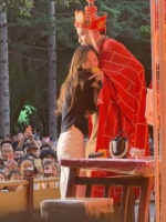 女子突抱唐僧扮演者，长春动植物园舞台引调侃