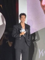 粤语问好！现场热情如火，仿佛将整片天幕都点燃了