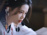 女孩只因相貌丑陋，从小就被戴上铁面具受人族欺负！