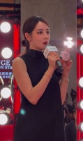 热巴转身给后面粉丝看的时候全场直接一个大尖叫