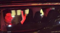 爱的颜色不光天哦～那片红都映在哥哥脸上了！