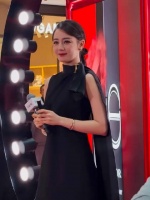 迪丽热巴Dior南京德基活动，粉丝擦玻璃为拍偶像