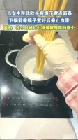 当女生在北欧半夜饿了煮点面条，下锅前像筷子煮好后像止血带