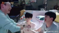舍友第一次见周斯越发小，两人激动手握在一起，周斯越：网恋见面