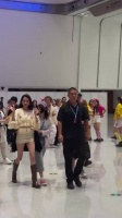 她真的好瘦好高！ 还那么努力，带着负重手环 #关晓彤