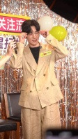 季肖冰一身氛围感造型亮相，复刻金丝眼镜名场面