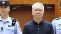许家印还活着呢！眉毛白了，肚子也鼓起来了，监狱伙食没那么差？