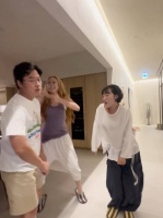 趁宥真不在的时候乱舞打歌