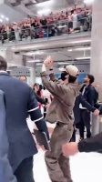 周翊然泰国接机人气，深夜到达依旧有好多人…