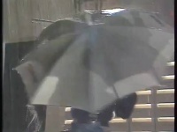女子修理电线意外穿越时空