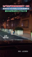 儿子帮爸爸买花送妈妈蹲路边交接