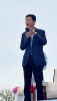 郝熠然从老师身后探出头，粉丝直呼快疯了