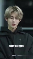混血王子奥利一头金发好时尚帅气，长了一张天生大明星相