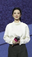 细节见人品，杨紫和老总握手前先擦了下汗，知性优雅，越来越有气质