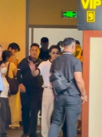 檀健次落地杭州，还跟粉丝打招呼，《空枪》路演杭州站到了