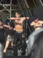 不得不说韩男艺人的身材管理还是很不错滴