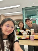 香港知名男星结婚20年仍恩爱，带老婆吃快餐庆祝，曾自嘲七线演员
