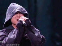 艾热全开麦演唱，嗓音故事感拉满引观众起鸡皮疙瘩