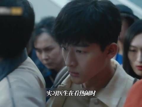 自闭症天才医生当街做手术，挽救了小男孩的生命 张晚意