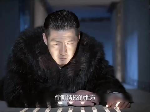 燕双鹰偷听情报被特务发现，关键时刻男孩竟凭借一招救了他