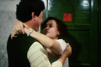 明明拥有双亲，小女孩却活成了无家可归的孩子