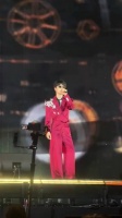 许嵩演唱会红西装造型绝了