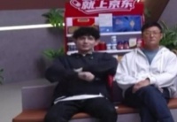 余文乐艾热一起扭脖子，蛮适配的哈哈