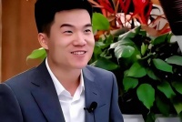 董宇辉选乌兰布和办草原音乐会，粉丝追现场遭劝退，放着近的张家口不用，图啥？