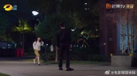 小情侣打闹回家，上面还在嘻嘻，下秒不嘻嘻