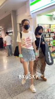 关晓彤走机场戴负重手环，展现自律日常
