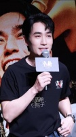 哎哟朱一龙鞠躬起来之后笑得好萌呀