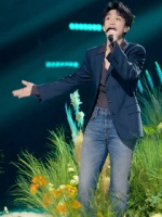 黄子的声线唱樱花草真的太太太温柔了 我要去循环亿遍啦