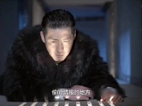 燕双鹰偷听情报被特务发现，关键时刻男孩竟凭借一招救了他