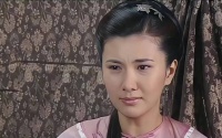 一个叫韩露的女人来到一个有钱人家，给有钱人老爷做奶妈，这万恶的旧社会啊