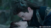 东方青苍宣示主权 当着长珩面强吻小兰花，霸道极了