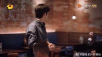 子秋来店里打工，看到客人进来去招待，怎料是熟人