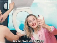 女人和丈夫打视频时，用马桶圈和电视把自己伪装成在飞机上，以此来瞒过丈夫
