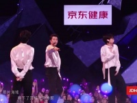 唐九洲表演结束脚滑险些摔倒
