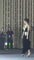 本来以为杨幂够美了，直到两个礼仪小姐姐出现