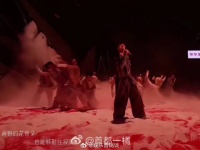 他跳舞的时候眼神里全是戏，每一个转身、抬手都藏着细腻的情绪，感染力特别强